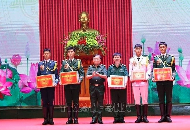 Deputy Minister of National Defence Sen. Lt. Gen. Hoang Xuan Chien (third, left) presents gifts to the VPA's servicemen who will join a parade in Moscow’s iconic Red Square to mark the 80th anniversary of Russia’s victory in the Great Patriotic War (May 9). (Photo: VNA)