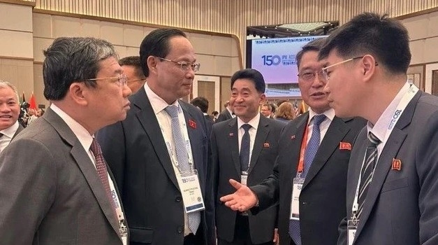 Vice Chairman of the Vietnamese National Assembly Tran Quang Phuong (2nd from left) and Maeng Kyong Il (2nd from right), Vice Chairman of the Supreme People’s Assembly of the Democratic People's Republic of Korea (DPRK) at the IPU-150 sidelines meeting. (Photo: nhandan.vn)