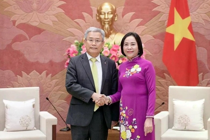 Vice Chairwoman of the National Assembly Nguyen Thi Thanh (R) hosts a reception in Hanoi on April 15 for visiting Chairman and CEO of the Korea Electric Power Corporation (KEPCO) Kim Dong Cheol . (Photo: National Assembly Portal)