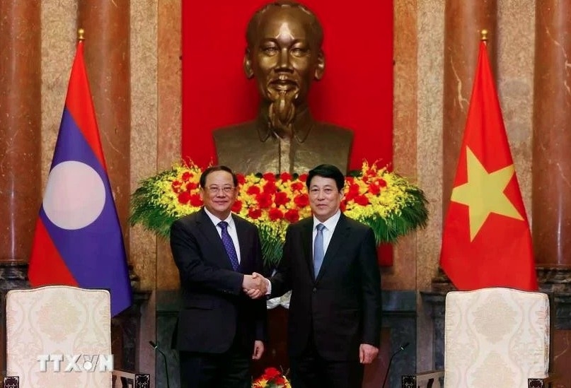 State President Luong Cuong (right) receives Prime Minister of Laos Sonexay Siphandone on the sidelines of the fourth P4G Summit in Hanoi on April 17, 2025. (Photo: VNA)