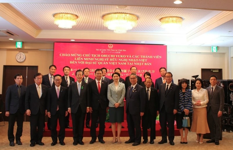 Officials of the Vietnamese Embassy in Japan and a delegation from the Japan - Vietnam Friendship Parliamentary Alliance pose for a group photo. (Photo: VNA)