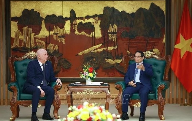 Vietnamese Prime Minister Pham Minh Chinh (R) receives Belarusian Deputy Prime Minister Anatoly Sivak (Photo: VNA)