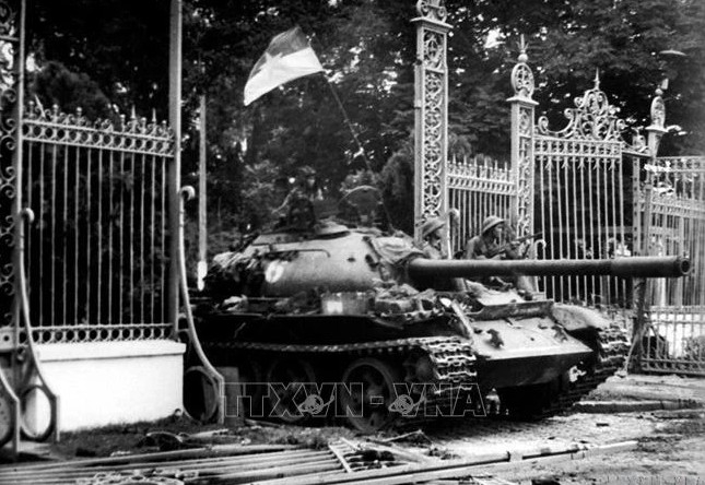 A tank of the Tank - Armored Force No. 203, Division 304, Army Corps No. 2 enters the Independence Palace on April 30, 1975. (Photo: VNA)