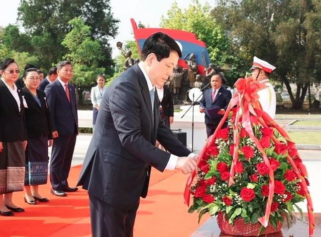 Vietnamese State President Luong Cuong offers flowers in tribute to late Lao President Kaysone Phomvihane. (Photo: VNA)