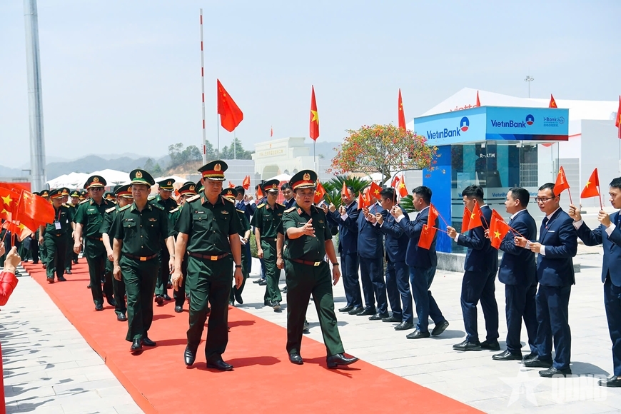 Senior Lieutenant General Hoang Xuan Chien, Deputy Minister of National Defence, inspects preparatory work for the ninth Vietnam - China border friendship exchange at Viettel Logistics Park in Lang Son province. (Photo: PANO)