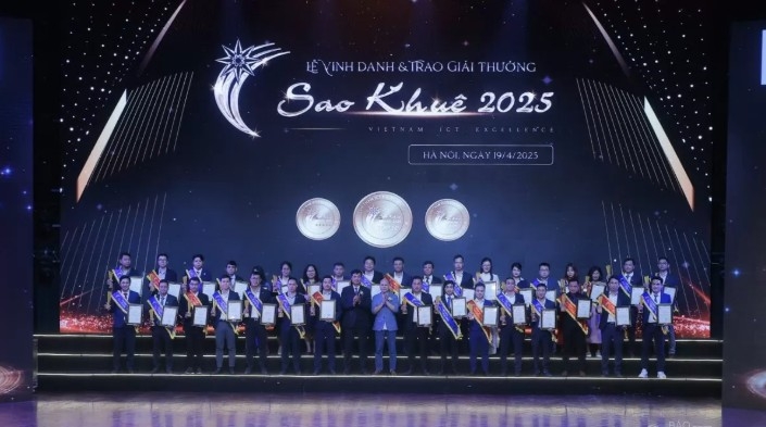 At the Sao Khue 2025 Awards ceremony (Photo:congthuong.vn)