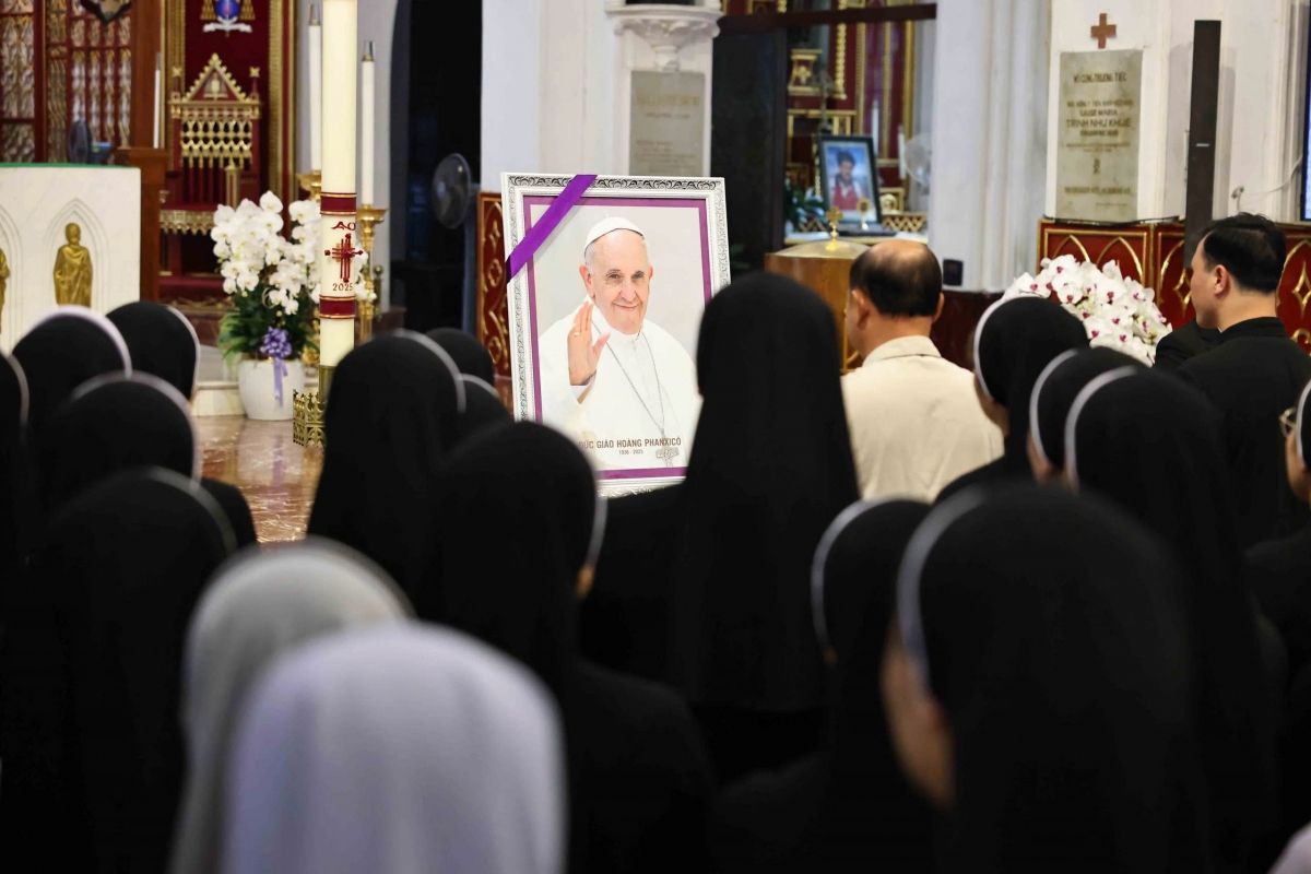 The faithful mourn the passing of Pope Francis at St. Joseph Cathedral in Hanoi. (Photo: VNA)