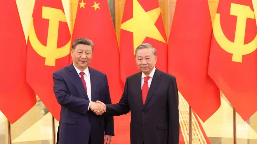 Vietnamese Party General Secretary To Lam (R) and Chinese Party General Secretary and President Xi Jinping during their meeting in Hanoi on April 14
