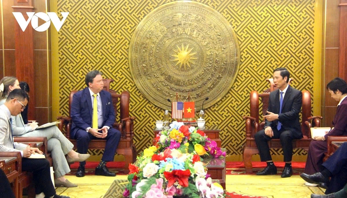 US Ambassador to Vietnam Marc Knapper (L) and Hoang Nam, vice chairman of the Quang Tri Provincial People’s Committee, during their meeting in Quang Tri on April 2, 2025