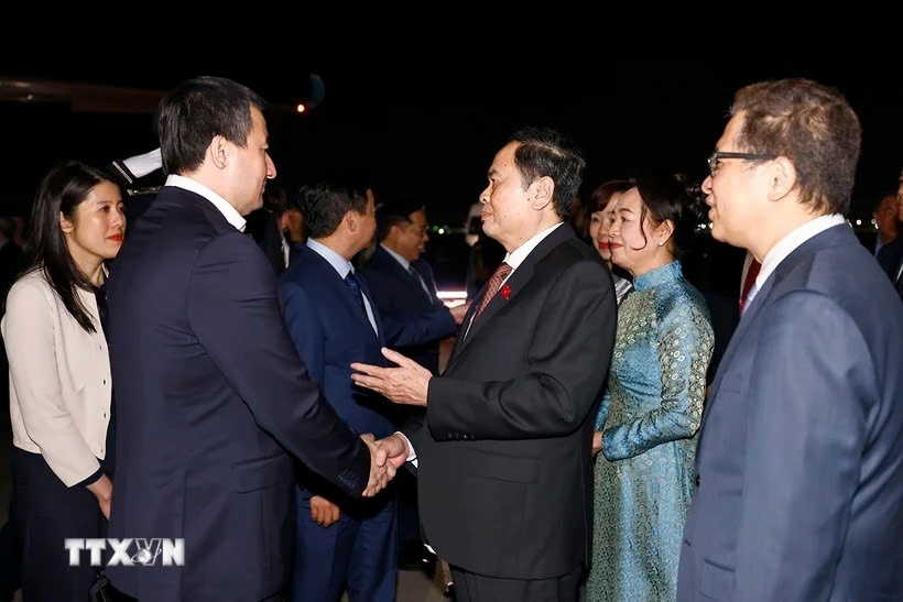 Uzbek Deputy Prime Minister Khodjayev Jamshid Abdukhakimovich sees off NA Chairman Tran Thanh Man and his entourage at the airport