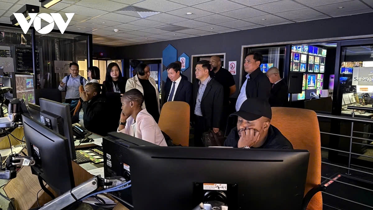 VOV Vice President Vu Hai Quang and other VOV official call at a studio of South African Broadcasting Corporation during their recent working visit