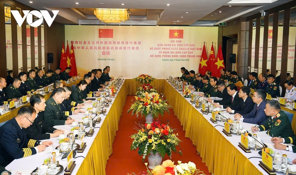 General Phan Van Giang, Minister of National Defence of Vietnam, and Senior Lieutenant General Dong Jun, Minister of National Defence of China, hold talks in Lang Son province on April 17 á part of the ninth Vietnam - China Border Defence Friendship Exchange.