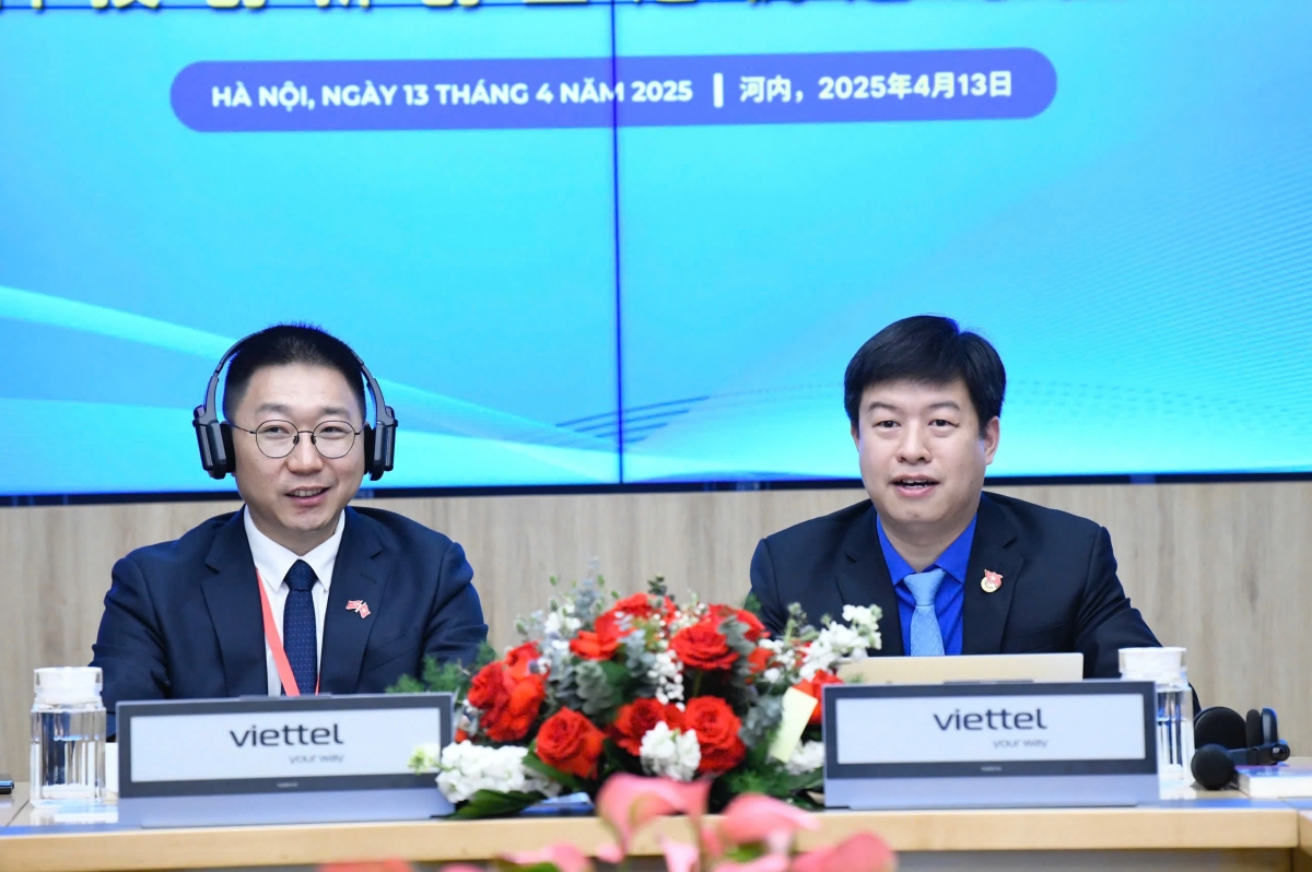 Le Hai Long (R), head of the Vietnam Youth Union Central Committee’s Children Affairs Department, alongside Wang Jiang, deputy secretary of the Shanghai Committee of the Communist Youth League of China, co-chair the forum. (photo: thanhnien.vn)