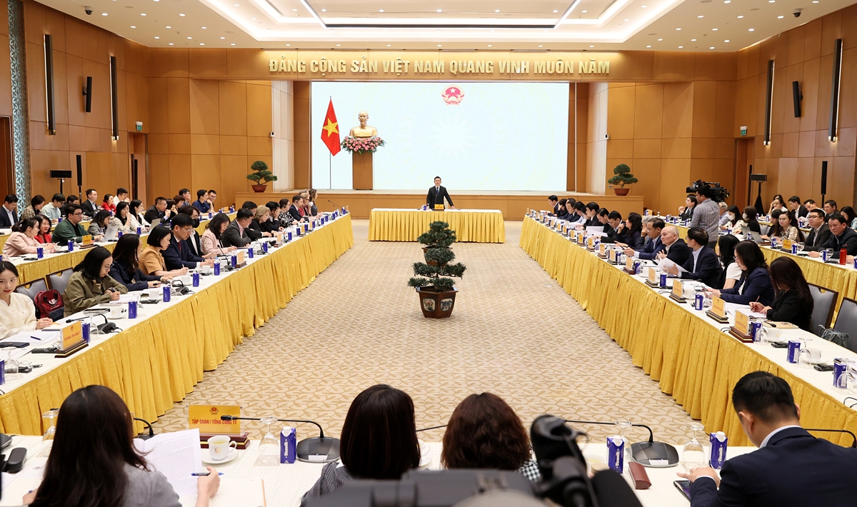 Deputy Prime Minister Ho Duc Phoc chairs a meeting with representatives from various ministries, agencies, craft associations and businesses in Hanoi on April 4 to discuss solutions to the new US reciprocal tariff. (Photo: VGP)