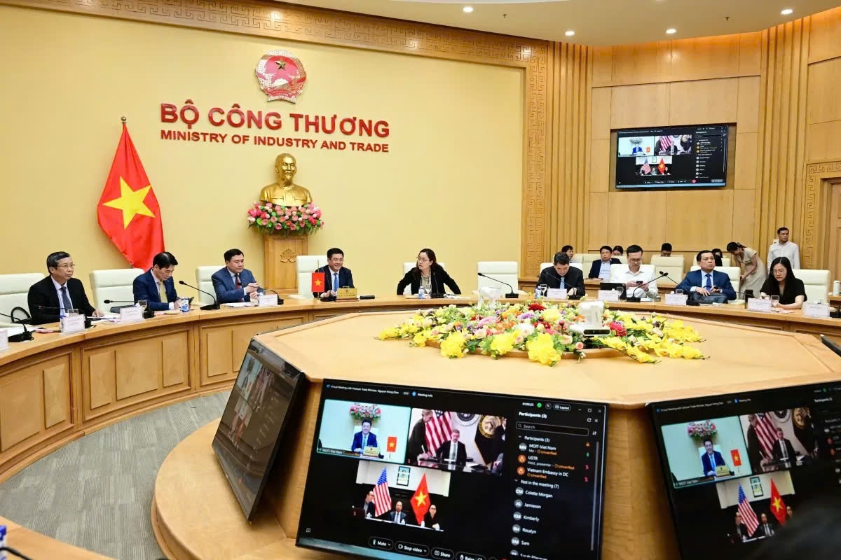 Minister of Industry and Trade Nguyen Hong Dien and other trade officials of Vietnam during their virtual meeting with United States Trade Representative Jamieson Greer on April 23. (Photo: MOIT)