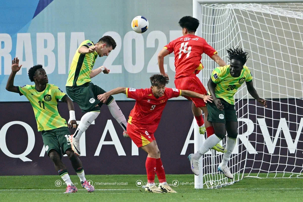 Vietnamese players (in red jersey) hold their Australian opponents to a 1-1 draw in their Group B opener of the ongoing AFC U17 Asian Cup 2025 in Saudi Arabia. (Photo: VFF)