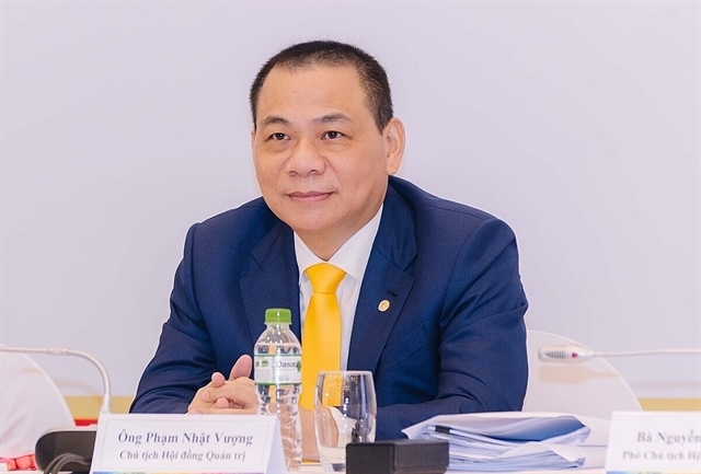 Chair of the multi-industry corporation Vingroup speaks with shareholders in Hanoi on April 24. (Photo: vnbusiness.vn)