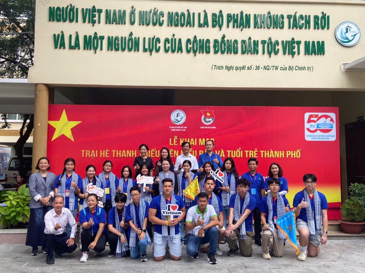 Vietnamese expats join a five-day summer camp to mark the 50th anniversary of the Liberation of the South and National Reunification. (Photo: baotintuc.vn)