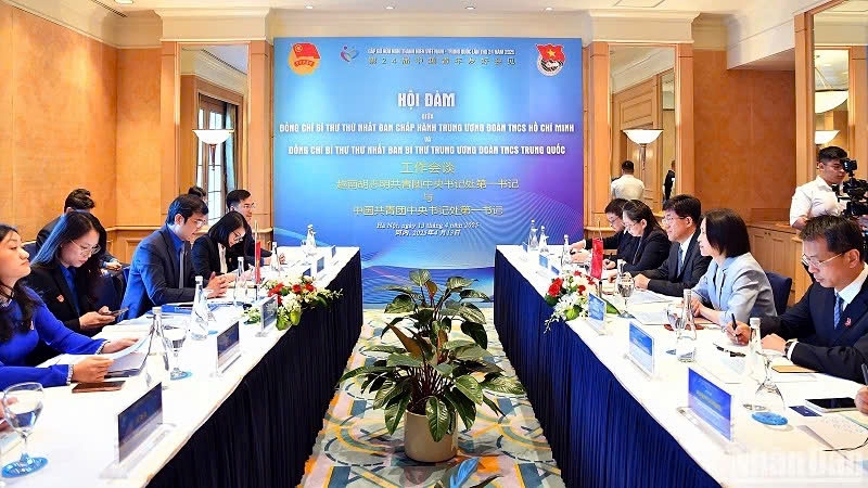 Bui Quang Huy, first secretary of the Ho Chi Minh Communist Youth Union of Vietnam, and A Dong, first secretary of the Communist Youth League of China, hold talks in Hanoi on April 13 as part of the ongoing 24th Vietnam - China Youth Friendship Meeting.