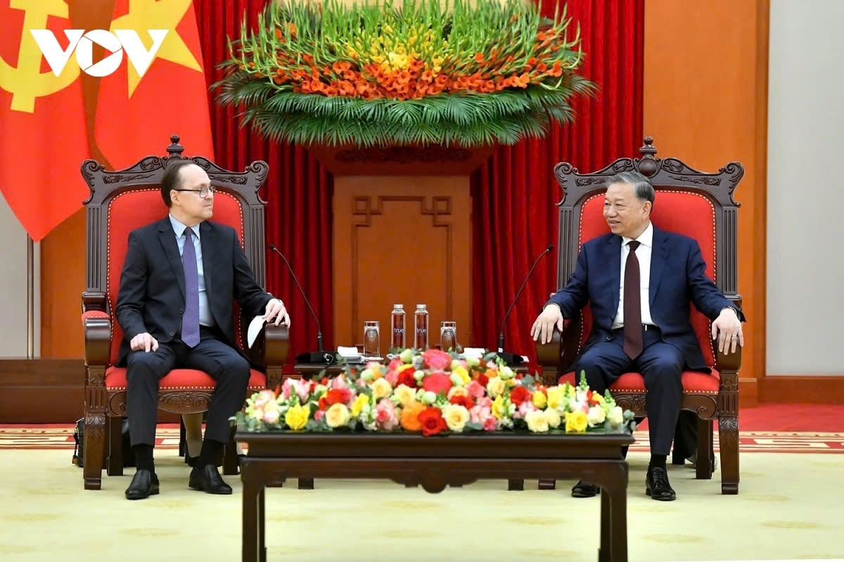 Vietnamese Party General Secretary To Lam (R) and Russian Ambassador Gennady Bezdetko during their meeting in Hanoi on April 2, 2025