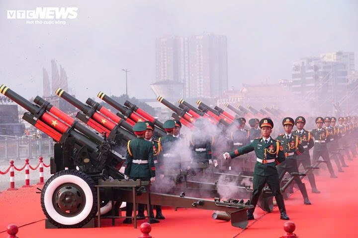 A salvo of roaring cannons echo over Bach Dang Wharf on the morning of April 30, celebrating 50 years of southern liberation and national reunification. (Photo: VTC)