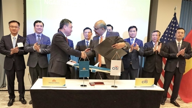 Representatives of both sides exchange the MoU at a signing ceremony in New York. (Photo of Vietnam Airlines)