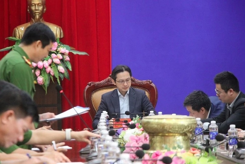 A working session between the inter-sectoral delegation and representatives of the Phu Son 4 prison's management board on April 15.