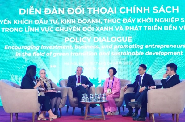 Panel discussion: Promoting cooperation in green transition startups and sustainable development (Photo:hanoimoi.vn)