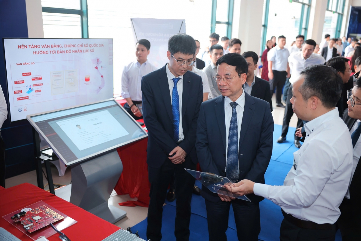 Bộ trưởng thăm không gian trưng bày sản phẩm đổi mới sáng tạo và chuyển đổi số của Học viện Công nghệ Bưu chính Viễn thông