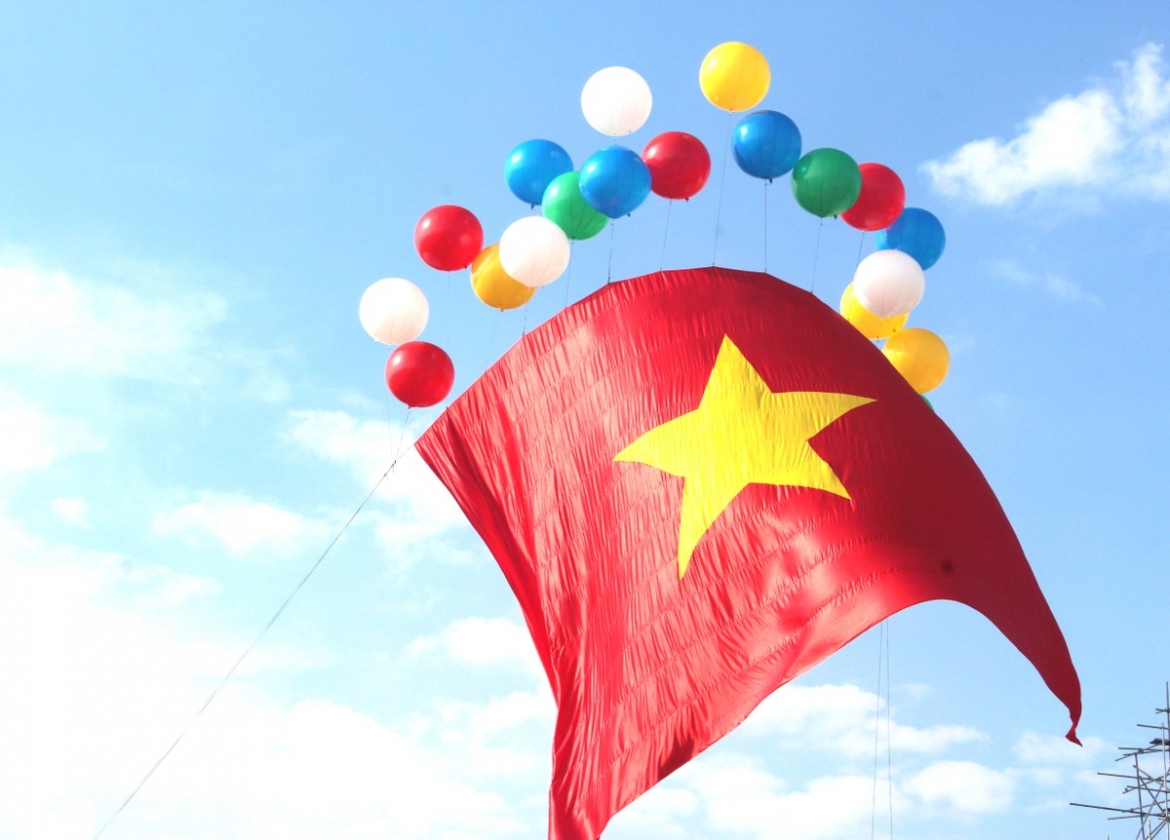 Visitors are treated to a performance of a hot air balloon carrying a 50 square-metre wide national flag to officially open the festival.