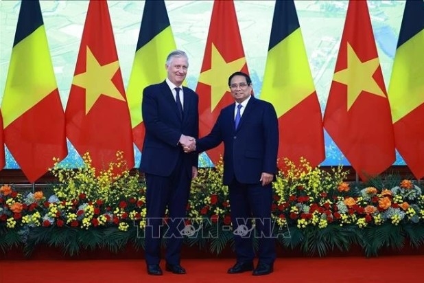 Prime Minister Pham Minh Chinh (R) welcomes visiting Belgian King Philippe in Hanoi on April 1.