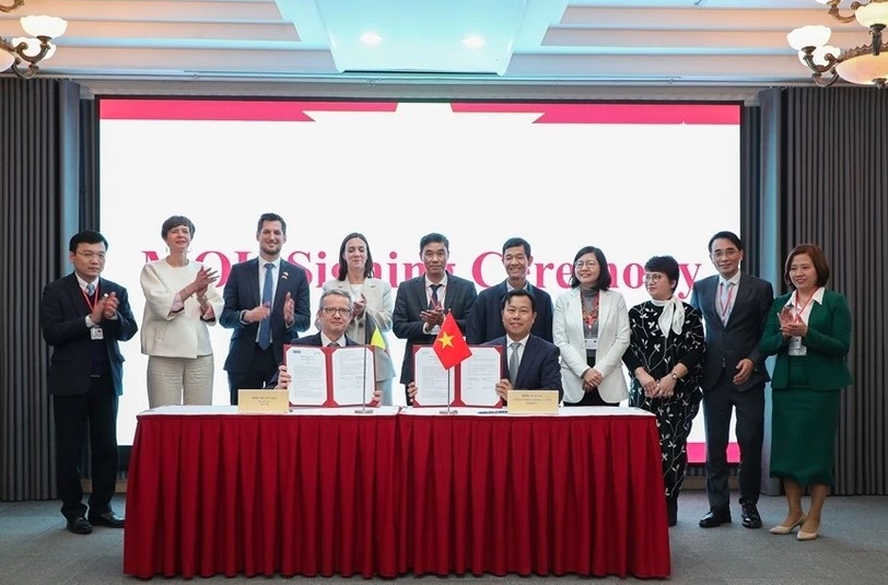 VNU signs cooperation agreements with its partners. (Photo: qdnd.vn)