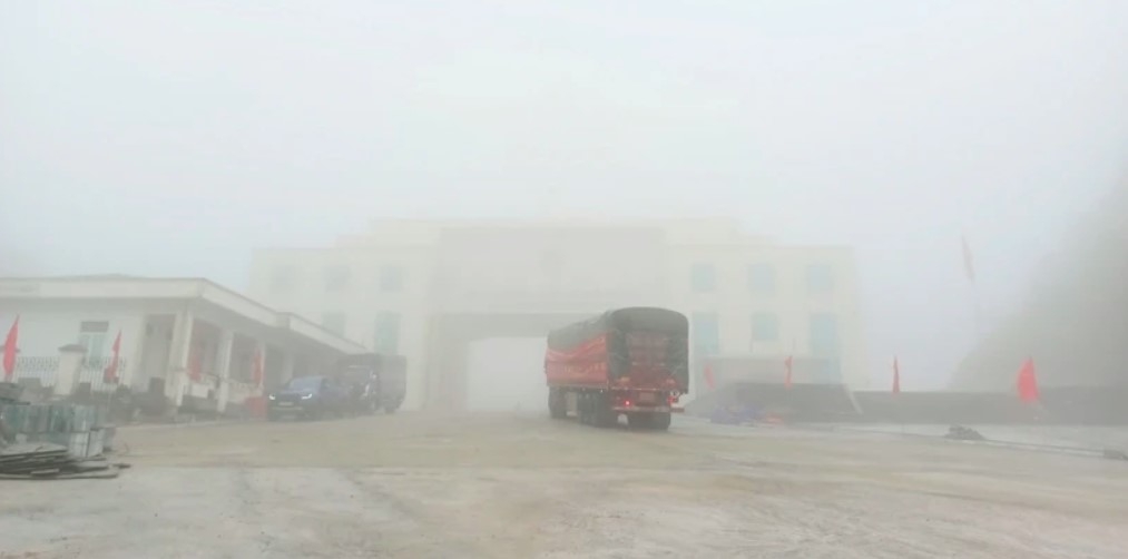 A truck carries goods through the Sam Pun - Tian Peng border gate pair after the ceremony (Photo: hagiangtv.vn)