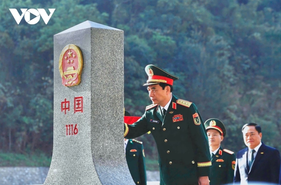 In a formal ceremony, Minister of National Defence General Phan Van Giang repaints a border marker as part of activities of the exchange.