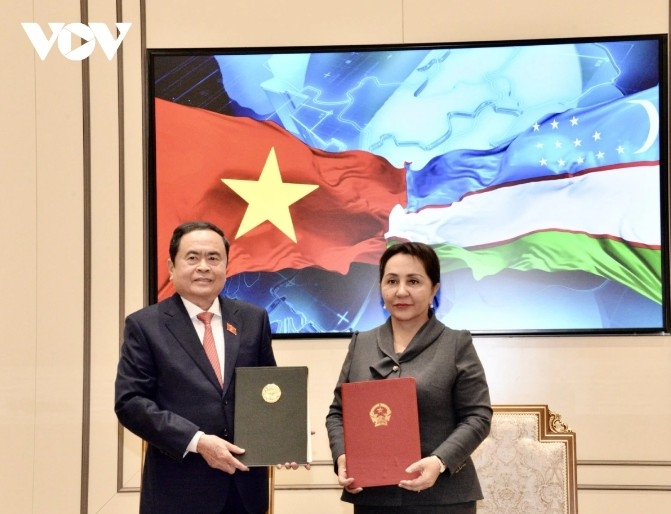 NA Chairman Tran Thanh Man and President of the Senate of Uzbekistan Tanzila Narbaeva sign a cooperation agreement between the two legislative bodies.