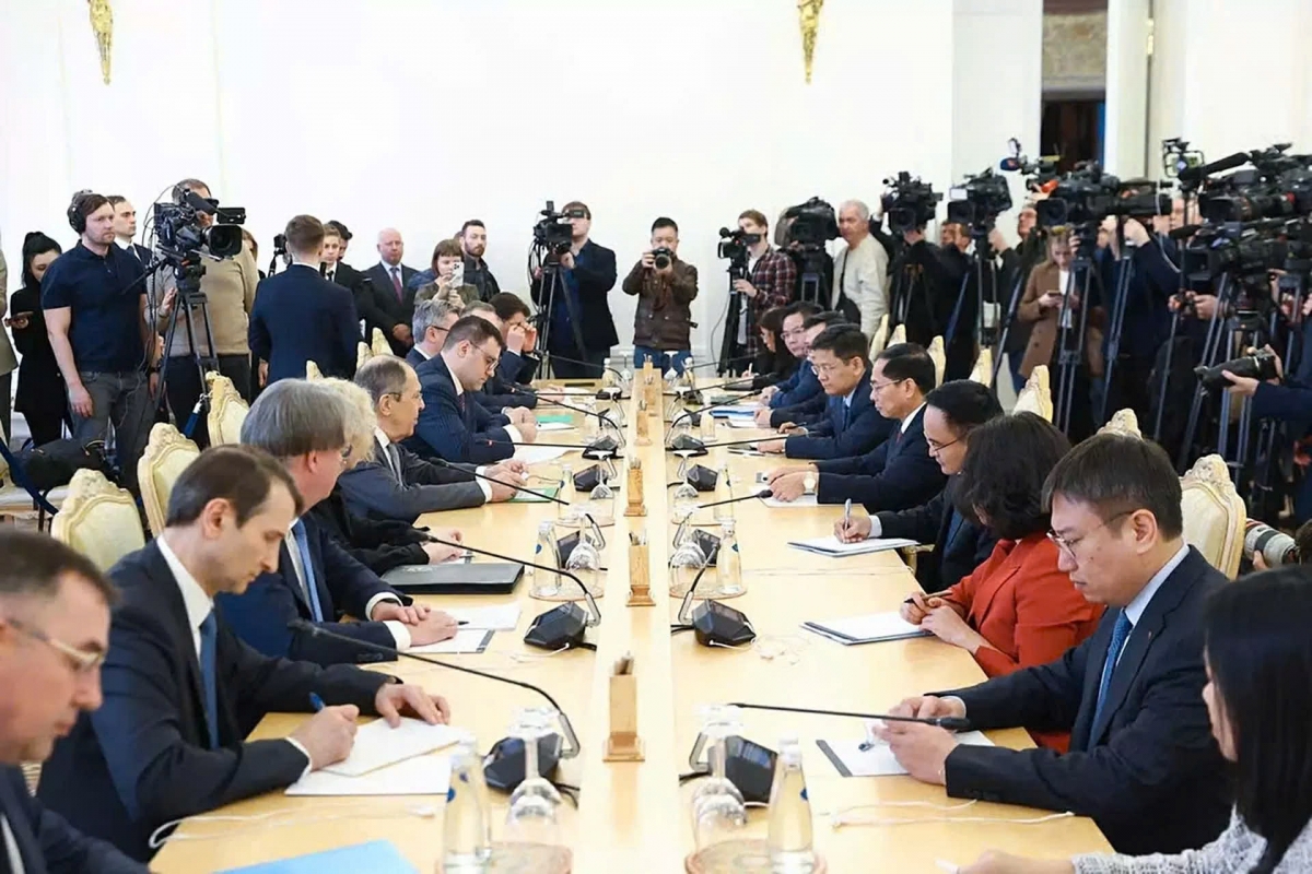 Deputy Prime Minister and Minister of Foreign Affairs Bui Thanh Son and Russian Foreign Minister Sergei Lavrov hold talks in Moscow on April 2. (Photo: MOFA)