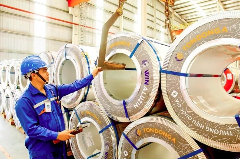 A worker checks information on product origin at Dong A steel factory (Photo: sggp.org.vn)