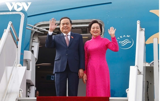 Chairman of the National Assembly Tran Thanh Man and his spouse, along with the Vietnamese high-level delegation, arrive at I. Karimov International Airport in Tashkent.