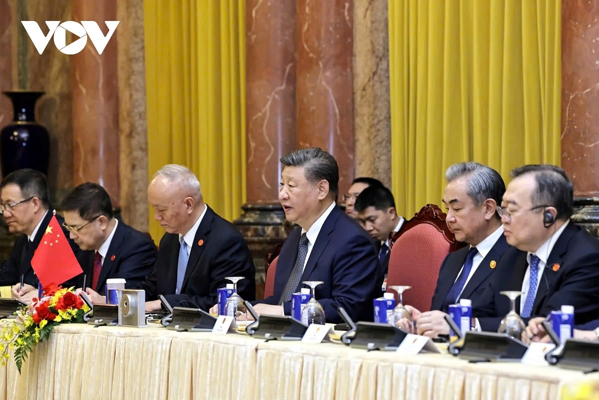 Chinese Party General Secretary and President Xi Jinping (fourth from left) during his talks with Vietnamese President Luong Cuong in Hanoi on April 15, 2025