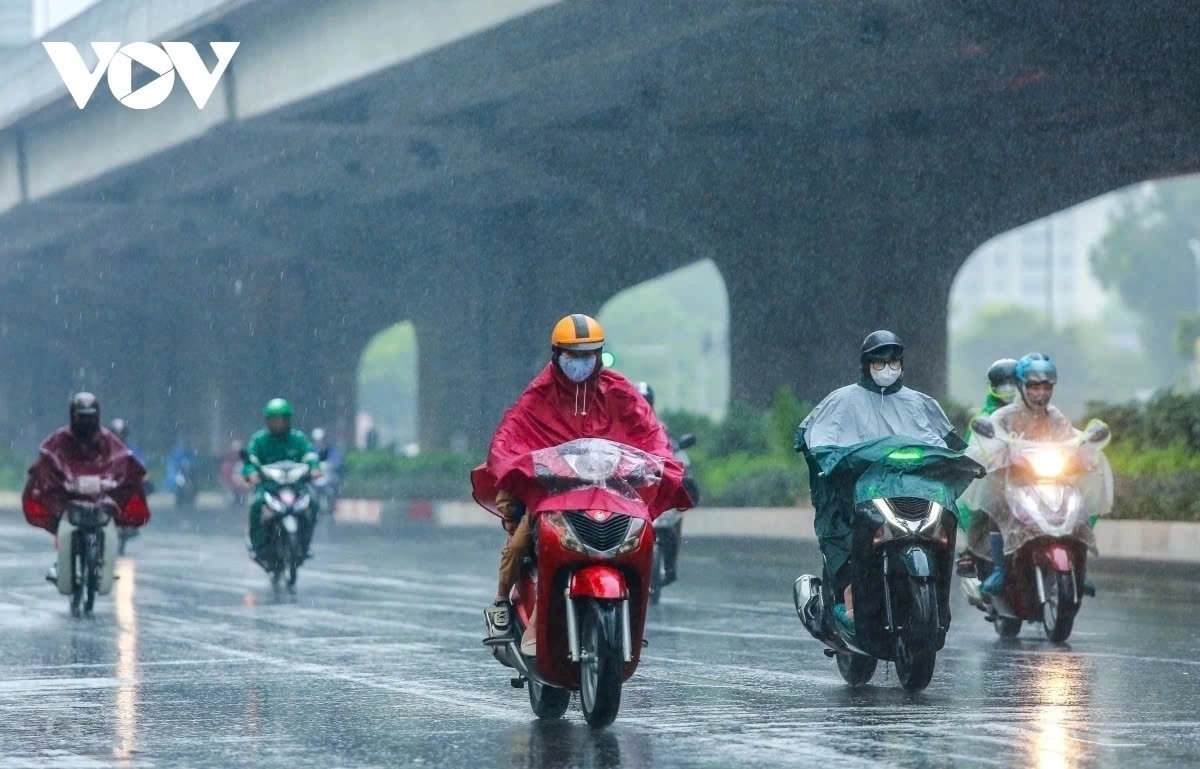 A cold air mass brings heavy rain to large parts of Vietnam on April 12-14