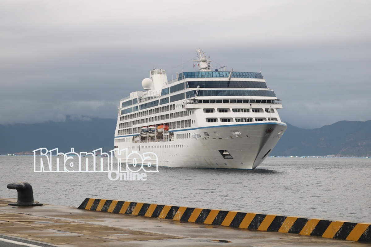 Cruise ship Insignia brings 550 foreign tourists to Khanh Hoa on April 1. (Photo: baokhanhhoa.vn)