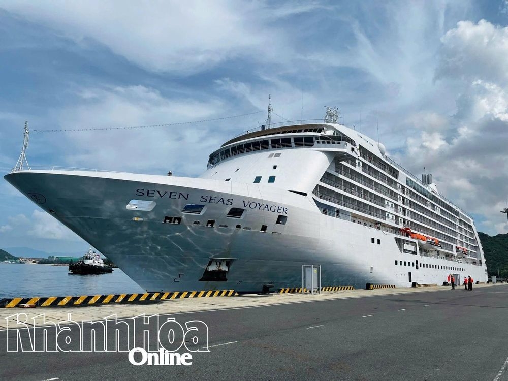 Cruise ship Seven Seas Voyager docked at Cam Ranh International Port in central Khanh Hoa province on April 22. (Photo: baokhanhhoa.vn)