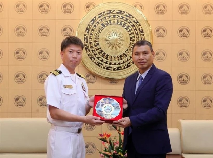 Vice Chairman of the Da Nang City People's Committee Ho Ky Minh (right) and Colonel Mizuno Tatsuhito, Commander of the training ship Suzunami of the Japanese Maritime Self-Defense Force
