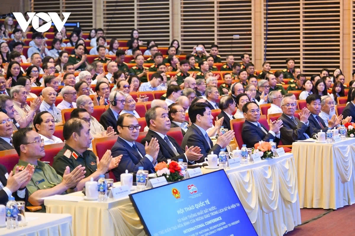 Vietnamese leaders and foreign delegates attend the conference