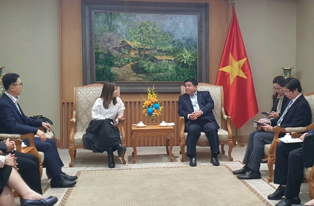 Deputy PM Nguyen Chi Dung (R) receives a delegation from the Southeast Asia Semiconductor Association in Hanoi on April 16.