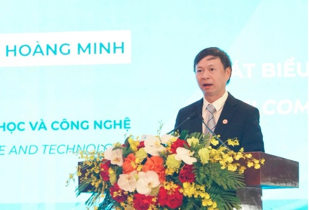Deputy Minister of Science and Technology Hoang Minh delivers opening remarks at the forum.