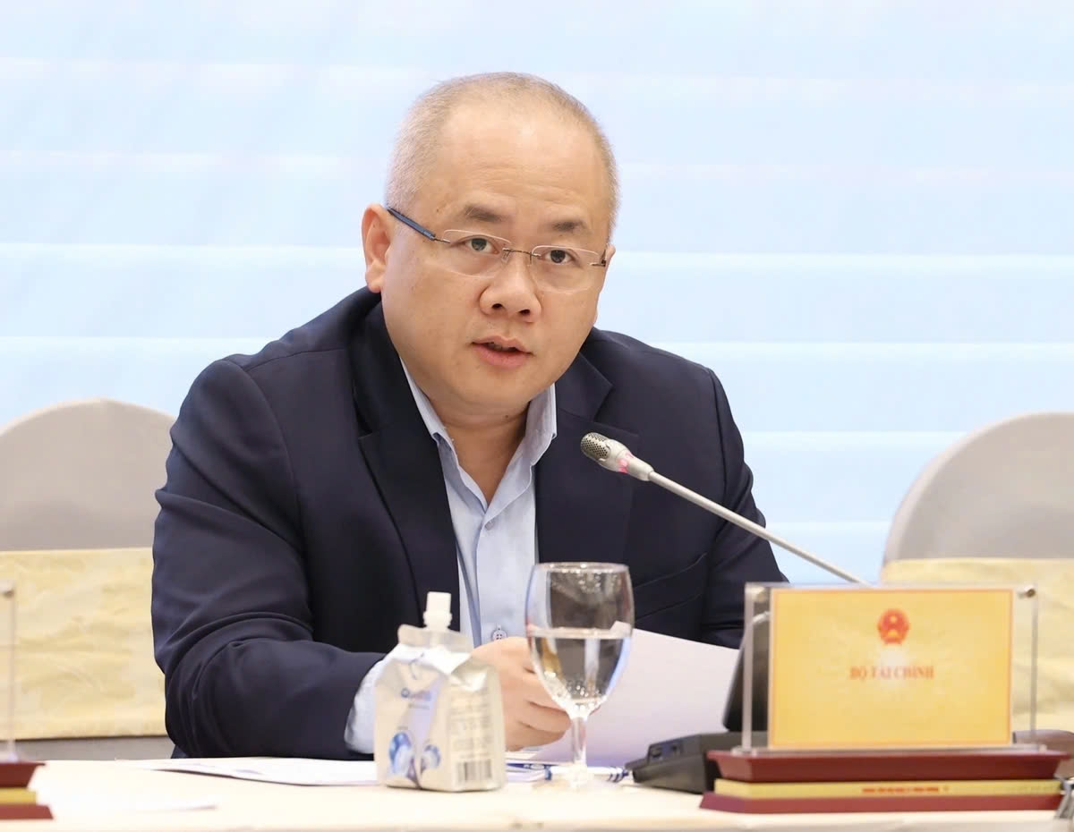 Deputy Minister of Finance Do Thanh Trung speaks at the press briefing in Hanoi on April 6, 2025