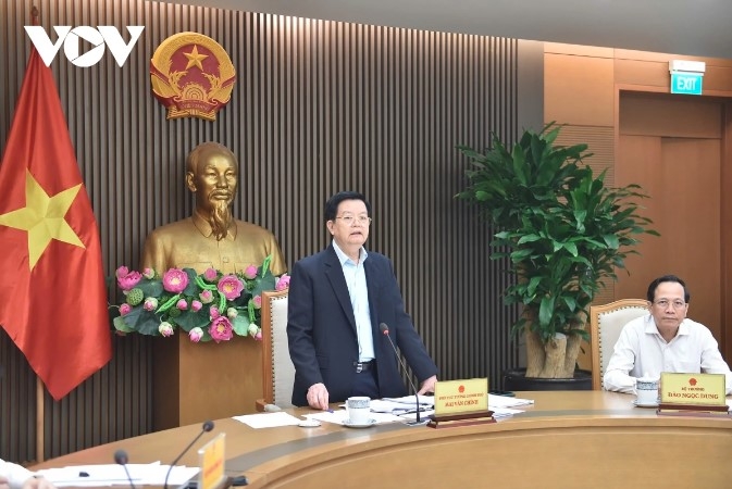 Deputy PM Mai Van Chinh speaks at the meeting