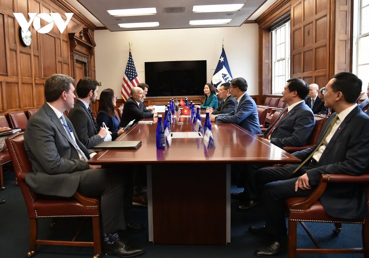 Vietnamese Deputy Prime Minister Ho Duc Phoc and US Commerce Secretary Howard Lutnick meet in Washington DC on April 10