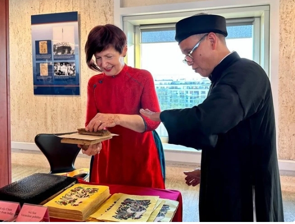 President of the UNESCO General Conference Simona-Mirela Miculescu crafts her own piece of Dong Ho painting.